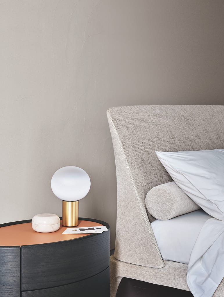 poliform-bed-chair-lamp-santamonica-möbler-helahem-corsostudios-bed-bedsidetable