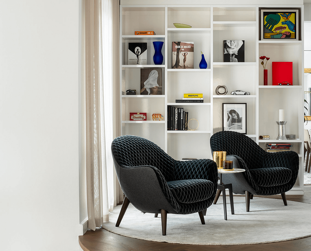 Corso Studios - Poliform Mad Queen Chair hemma hos Villa Bianco. Vi hjälper dig med din renovering av kök och bad samt bygger din förvaring.